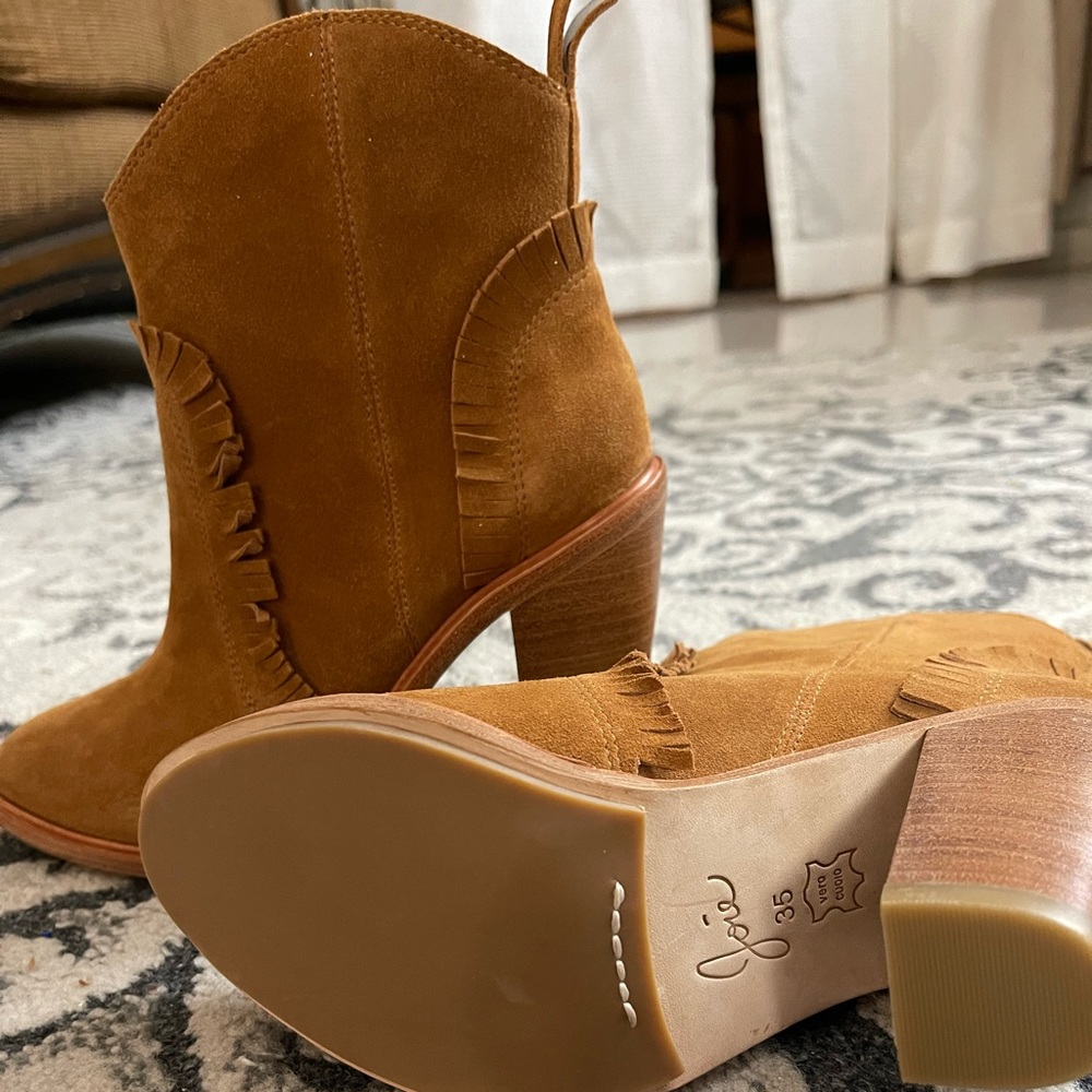 It’s bronze and the size 5.5, it’s very pretty, you can wear it with anything.